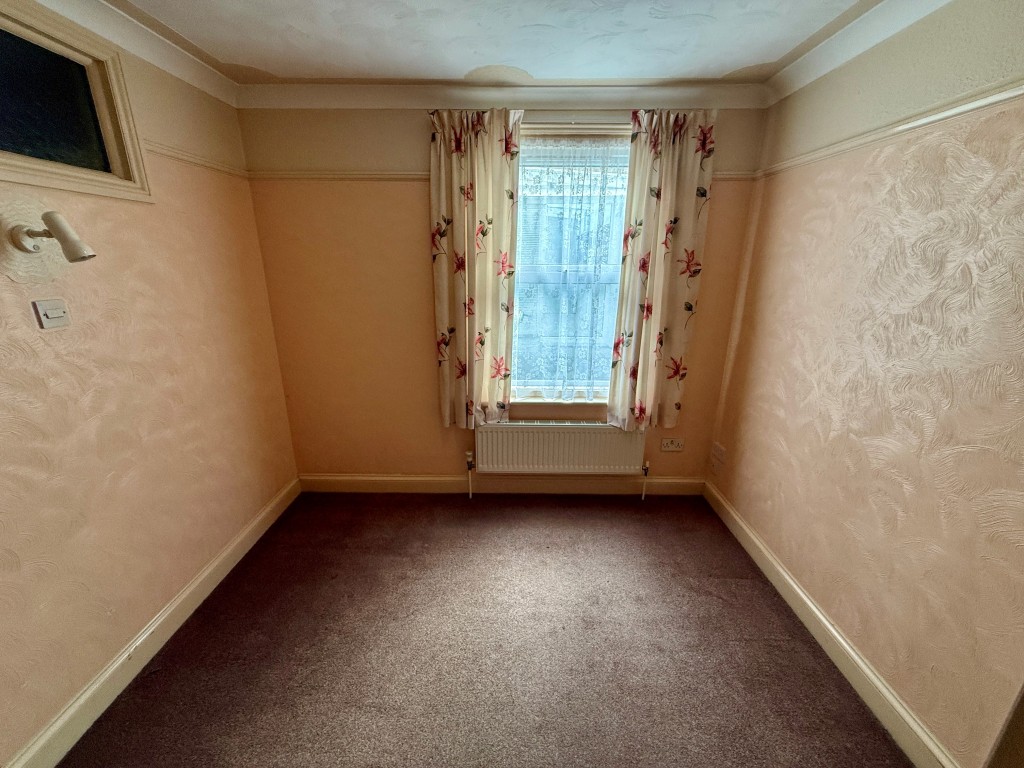 Lot: 100 - SUBSTANTIAL CORNER PROPERTY WITH POTENTIAL - Ground floor - bedroom two